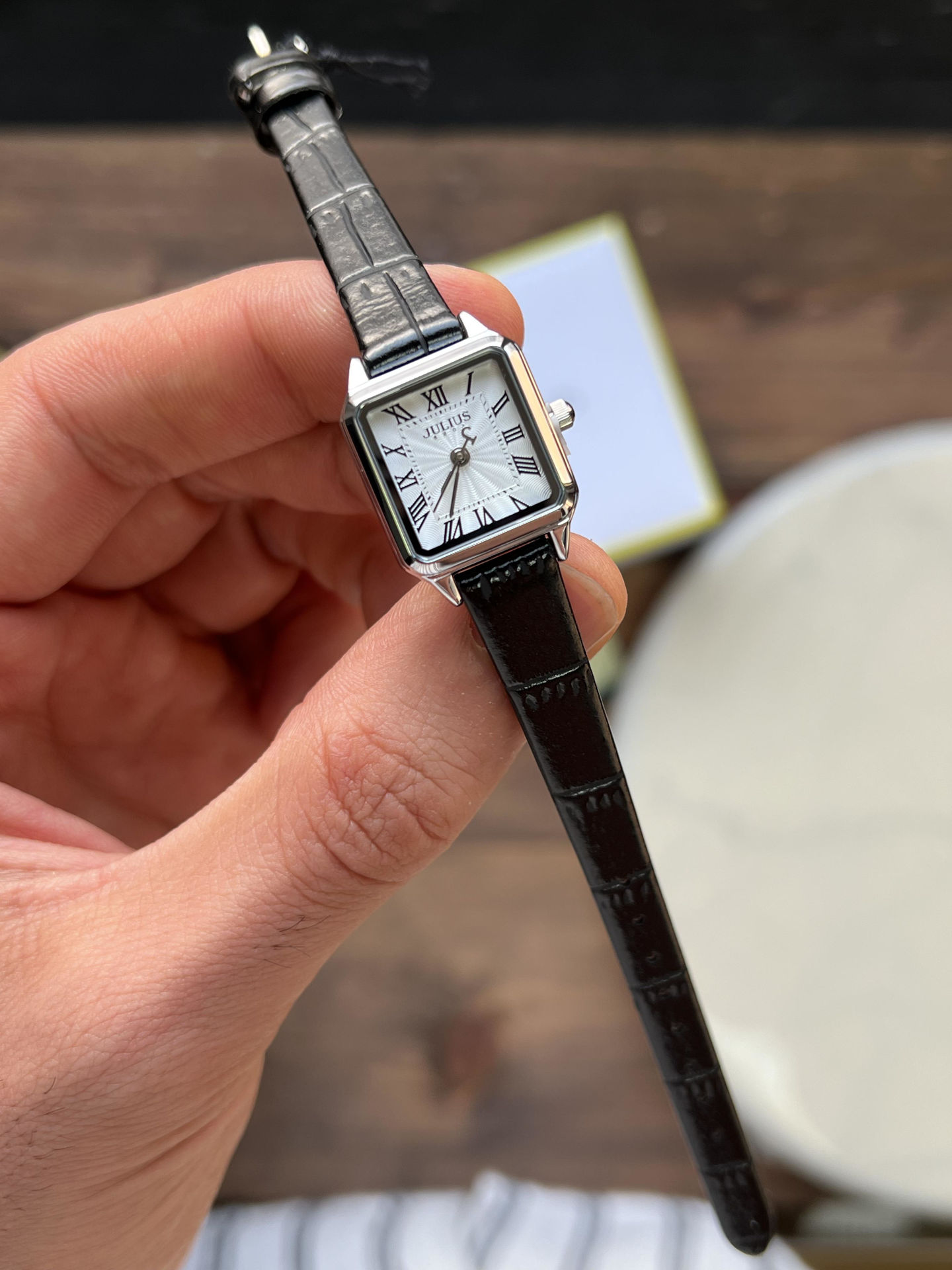 ساعت مچي زنانه بند چرمي جوليوس مدل JA-1493A