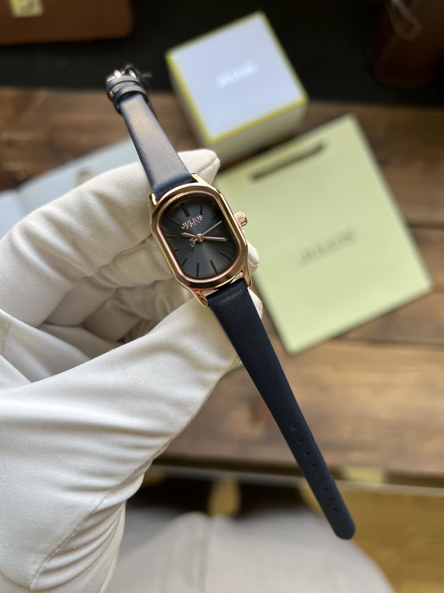 ساعت مچي زنانه بند چرمي جوليوس مدل JA-1112E