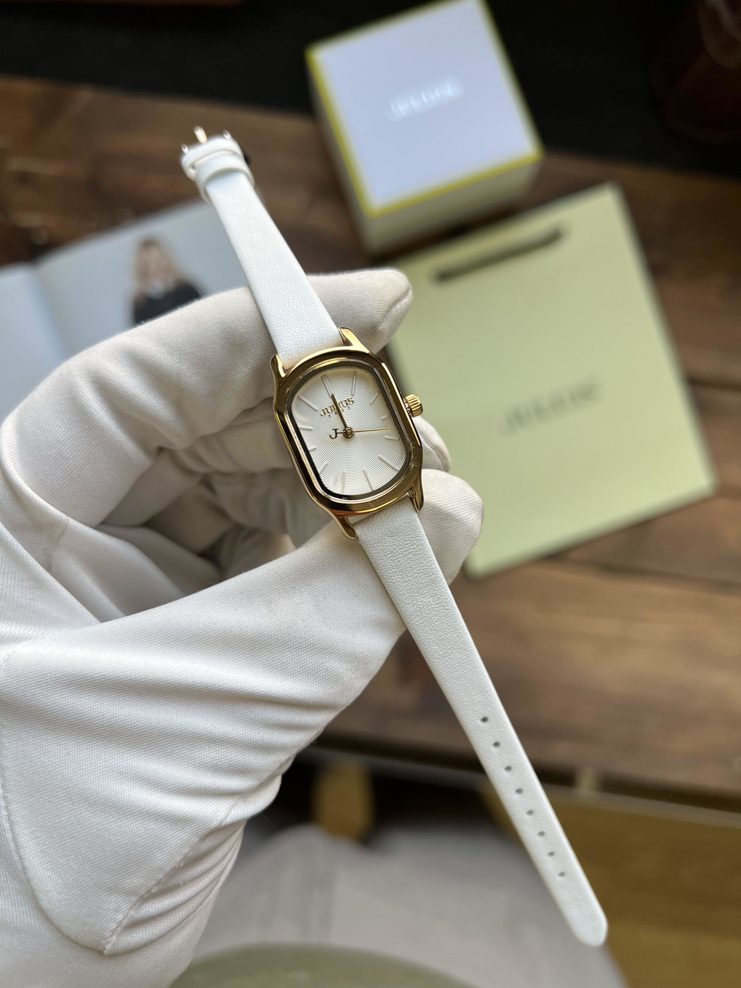 ساعت مچي زنانه بند چرمي جوليوس مدل JA-1112H